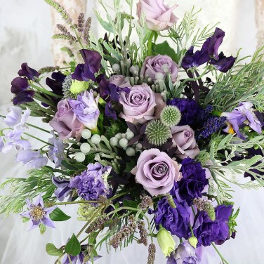 Свадебный букет с фиолетовой эустомой и латирусом