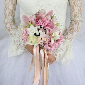 Розовый букет невесты из орхидей и эустомы Дикая Орхидея