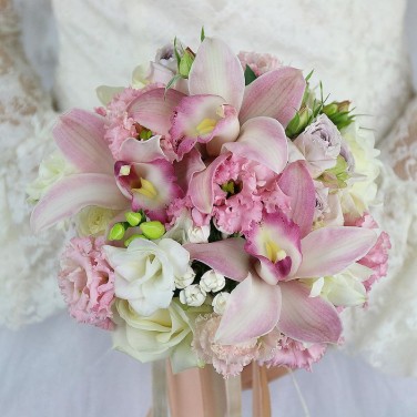 Розовый букет невесты из орхидей и эустомы Дикая Орхидея