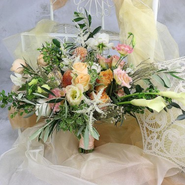 Свадебный авторский букет из пионовидных роз, калл, астильбы и необычной зелени