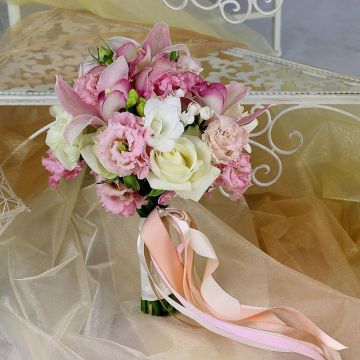 Свадебный букет из орхидей, бовардии, фрезий Розовая Пантера