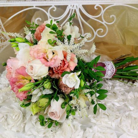 Свадебный букет с пионовидной розой, астильбой и фрезией
