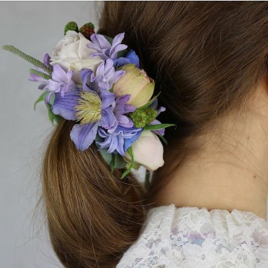 Цветочное украшение прически