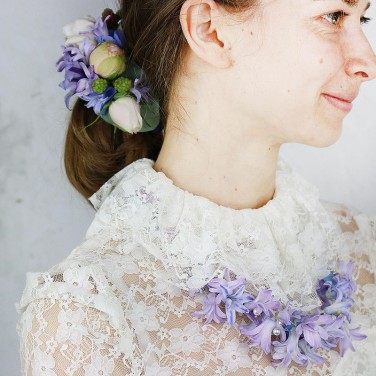 Цветочное украшение прически