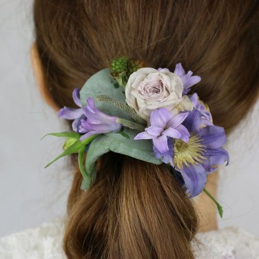 Цветочное украшение прически