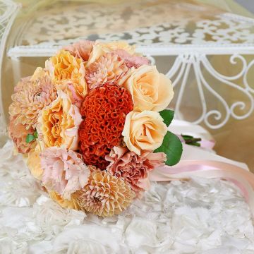 Букет невесты в кремово-оранжевых тонах