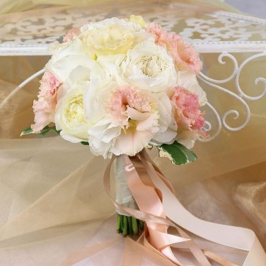Нежный кремовый букет невесты