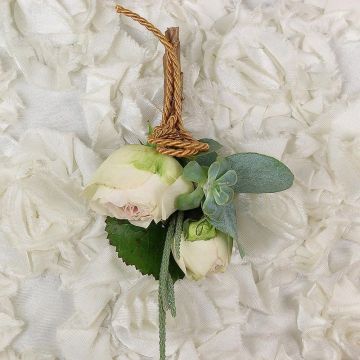 Бутоньерка из розы и эвкалипта