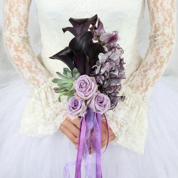 Экстравагантный букет из фиолетовых роз, латируса и калл Черный Перламутр