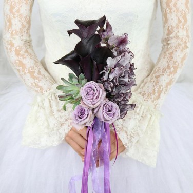 Экстравагантный букет из фиолетовых роз, латируса и калл Черный Перламутр