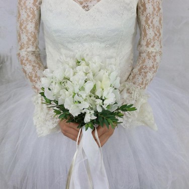 Белый букет невесты из латируса и зелени Сахарный Кристалл