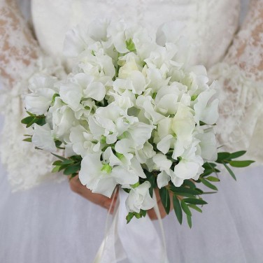 Белый букет невесты из латируса и зелени Сахарный Кристалл