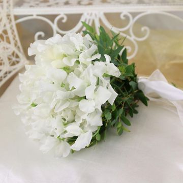 Белый букет невесты из латируса и зелени Сахарный Кристалл