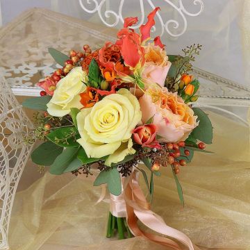 Свадебный букет в коралловых тонах из роз, глориозы и ягод