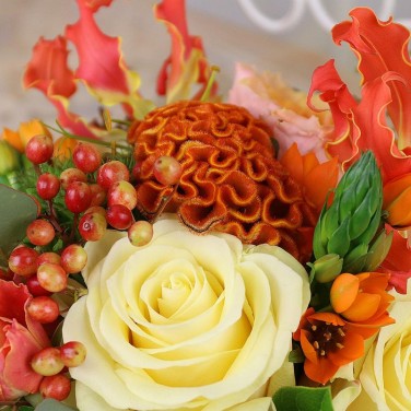 Свадебный букет в коралловых тонах из роз, глориозы и ягод