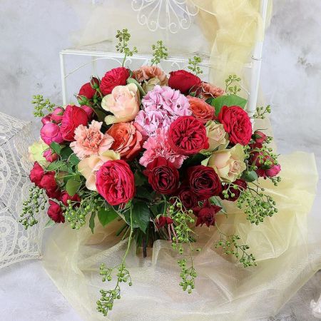 Яркий свадебный букет из пионовидных роз и зелени