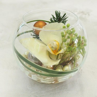 Композиция в стекле с белой орхидеей и жемчужинами