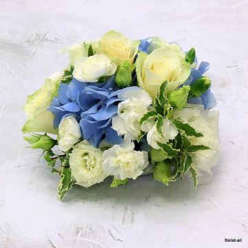 Бело-голубая композиция на праздничный стол из гортензии и роз