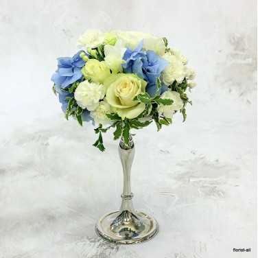 Бело-голубая композиция на высокой подставке из роз и гортензии