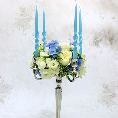 Бело-голубое оформление подсвечника из гортензии и роз