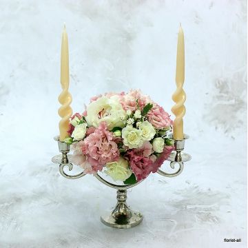 Бело-розовое оформление подсвечника на стол из живых цветов