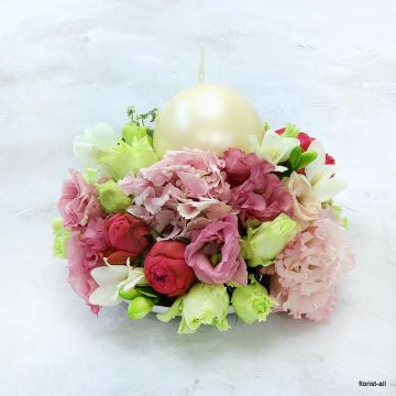 Круглая композиция на свадебный стол из роз и эустомы со свечой