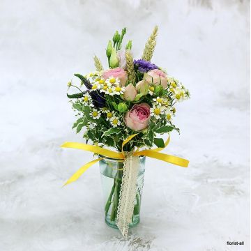 Нежный букетик на стол из живых цветов в вазе