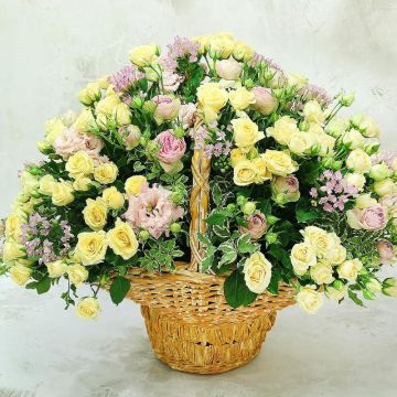 Праздничная корзина из кустовых лимонных и сиреневых роз