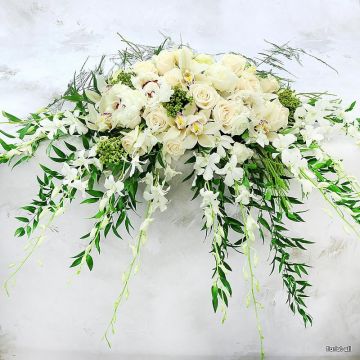 Белая композиция из орхидей, роз и пионов на праздничный стол
