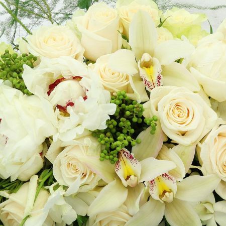 Белая композиция из орхидей, роз и пионов на праздничный стол