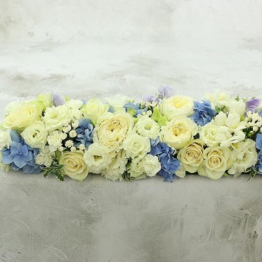 Большая композиция на стол-президиум для молодоженов из роз и гортензии