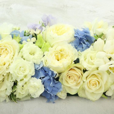 Большая композиция на стол-президиум для молодоженов из роз и гортензии