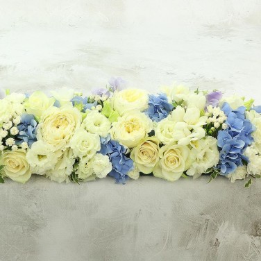 Большая композиция на стол-президиум для молодоженов из роз и гортензии