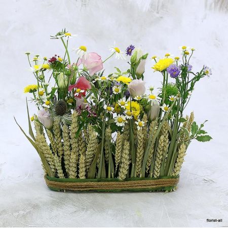 Прямоугольная композиция на стол из полевых цветов и пшеницы