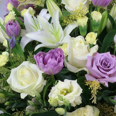 Корзина из лилий и роз с аукубой