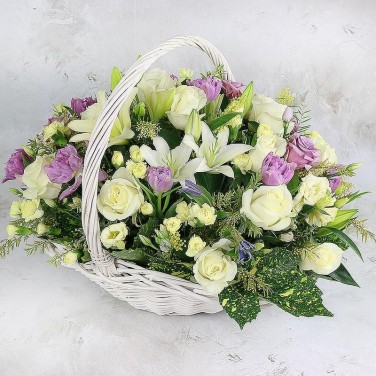 Корзина из лилий и роз с аукубой