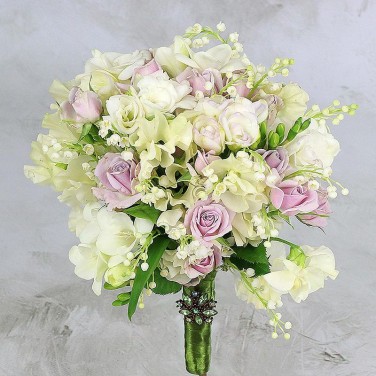 Букет невесты из фрезий и роз