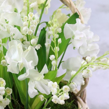 Корзина из белого латируса и ландышей