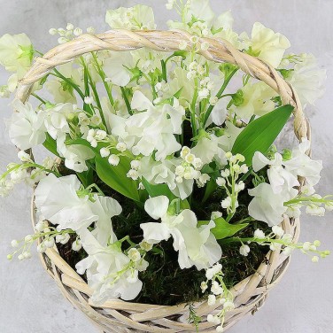 Корзина из белого латируса и ландышей