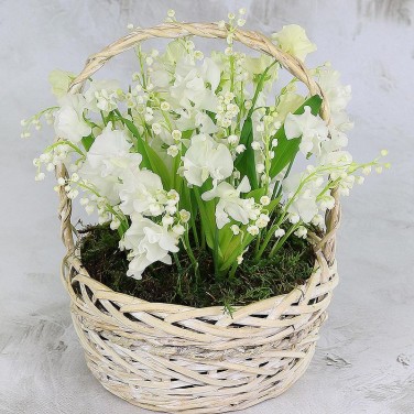 Корзина из белого латируса и ландышей