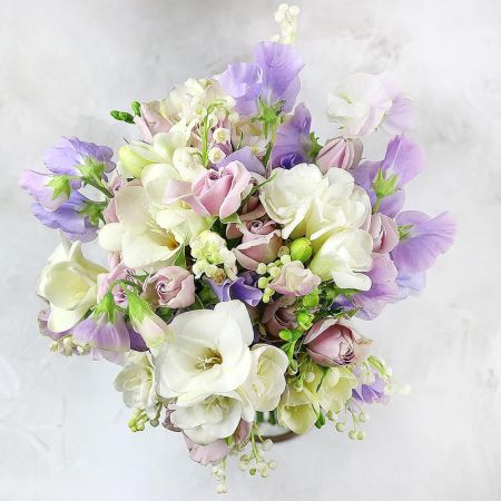 Сиреневый свадебный букет из латируса и роз