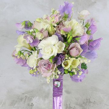 Сиреневый свадебный букет из латируса и роз