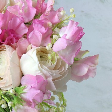 Нежный букет из латируса и ранункулюсов