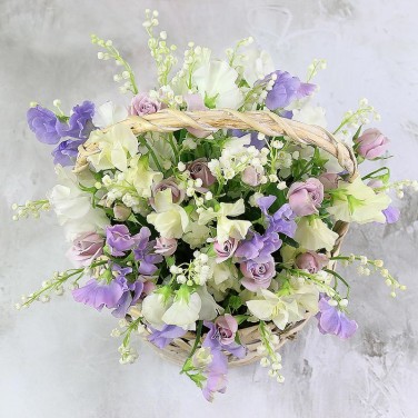 Корзина из латируса и ландышей