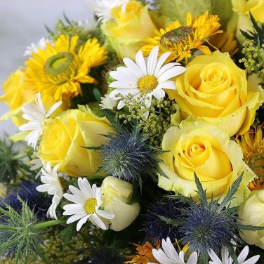 Очаровательный желтый букет из роз и ромашек