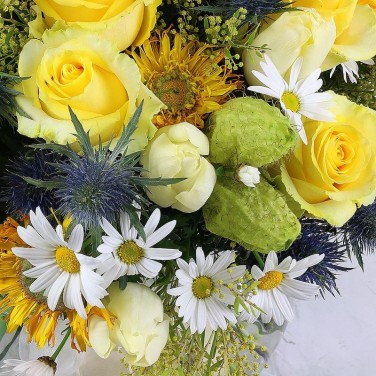 Очаровательный желтый букет из роз и ромашек