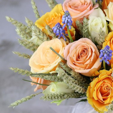 Букет невесты из роз, мускарей Пшеничная Свадьба