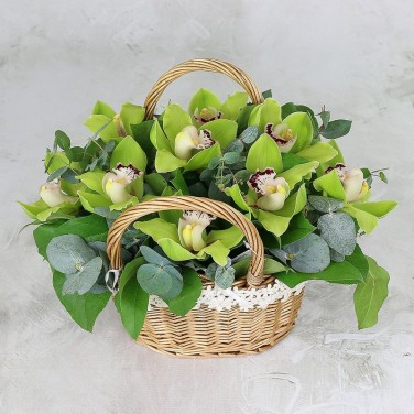 Корзина из орхидей и эвкалипта