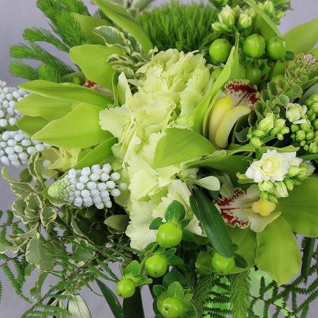 Невероятный букет невесты из орхидей, гортензии, мускарей и оливы