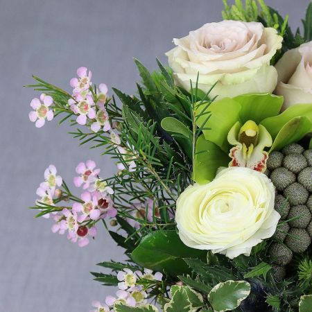 Бело-зеленый букет невесты из роз, орхидеи, капс брунии Зеленая Тайна
